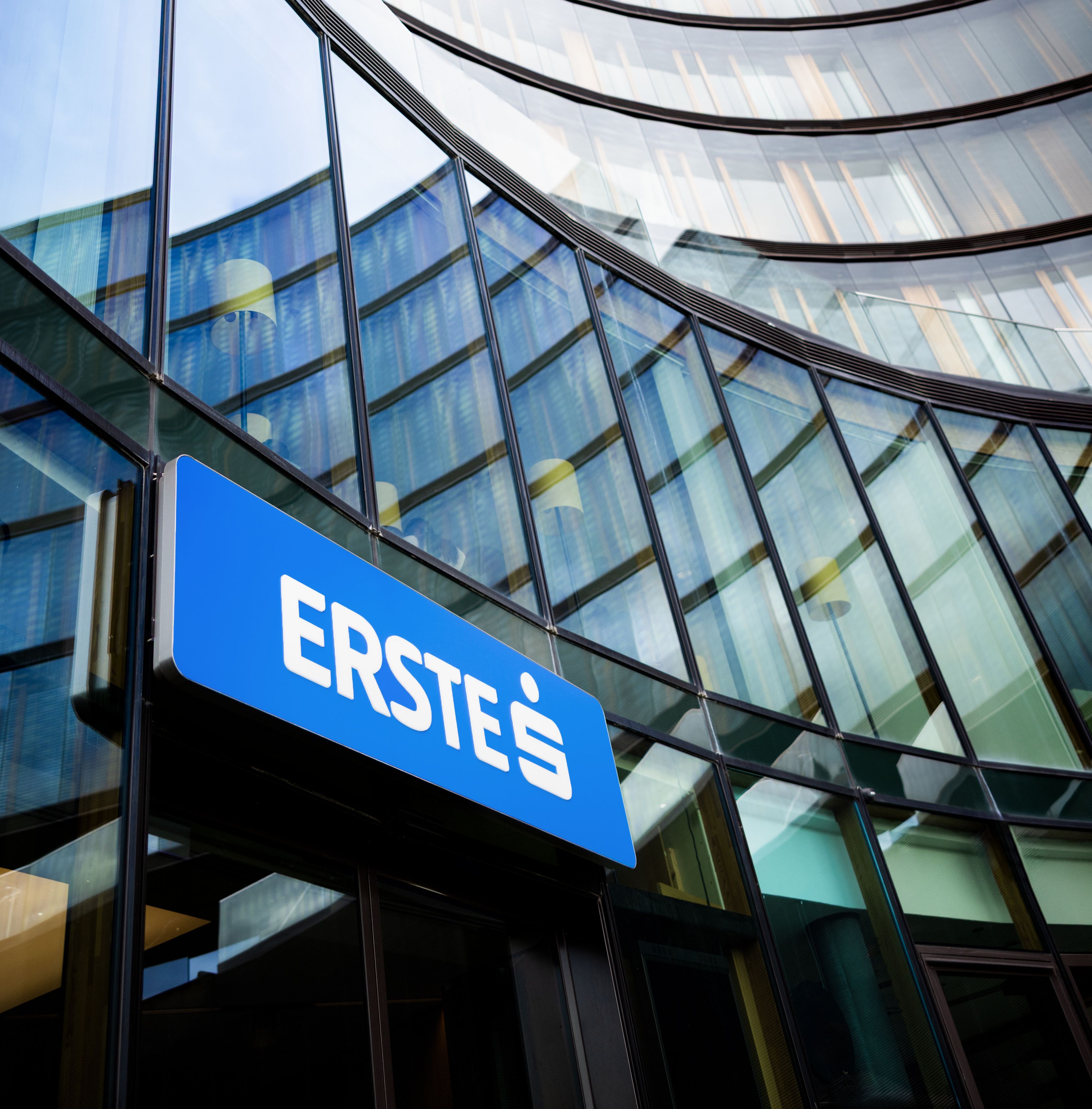 Budova Erste Bank s logem